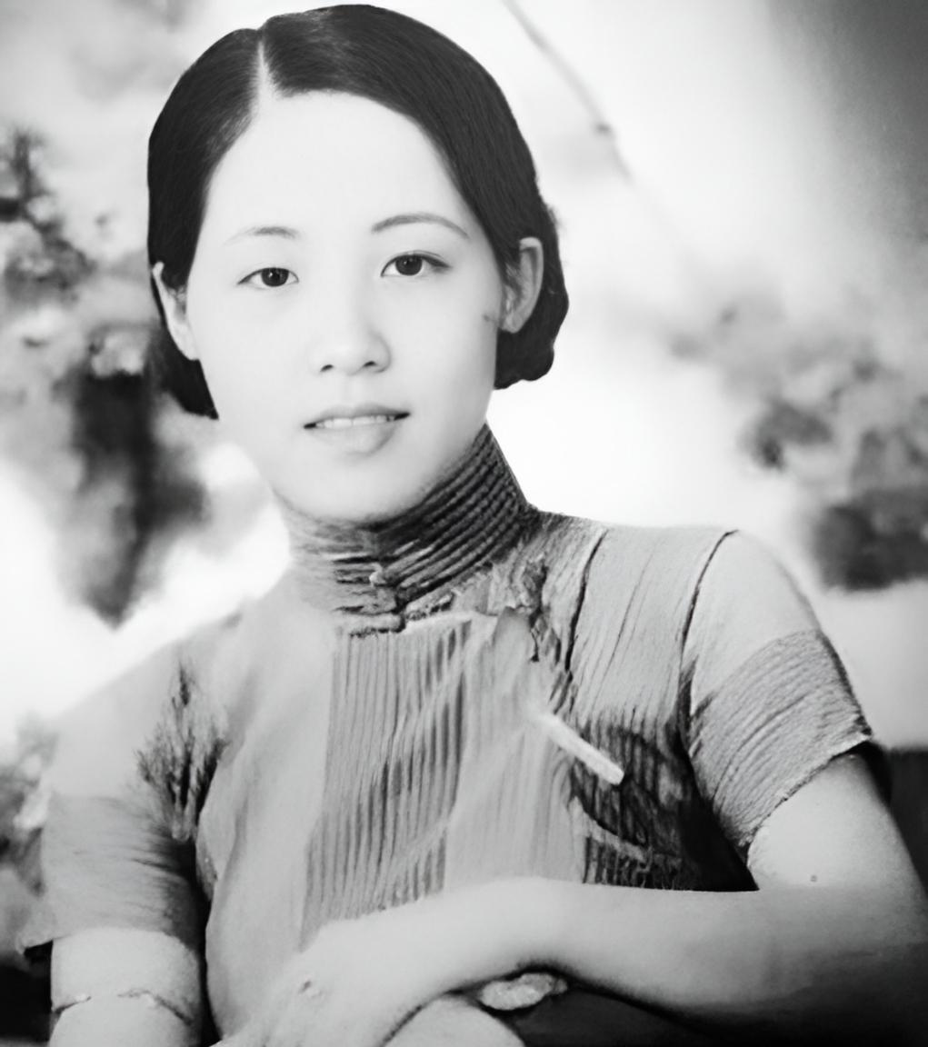 1914年，民国女子董竹君忽感下身不适，发现床上竟有一摊血污，吓得花容失色。伺候