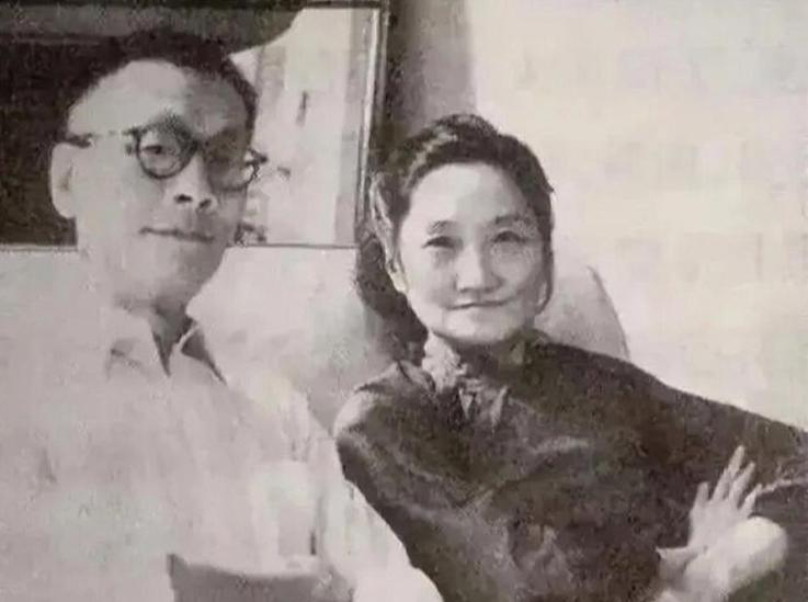 1965年，陆小曼去世。翁香光前来料理后事，见四下无人，她解开陆小曼的衣扣，讥讽