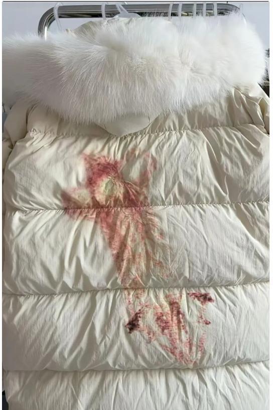 你用的肥皂、彩漂、白醋，正在把这个污渍焊死在羽绒服上。那根本不是油渍或灰尘。