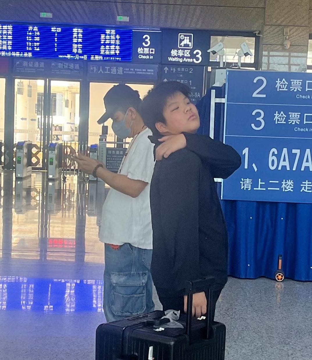 杨子和儿子安迪现身景德镇高铁站，他的肚子有点显大，应该是酒喝多了。安迪长得好像他