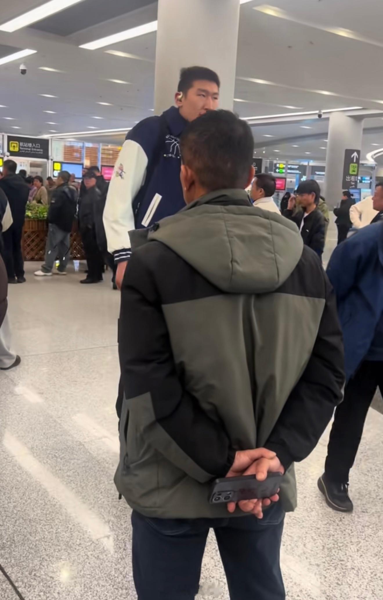 全运会金牌拿到手后，巴特李炎哲身穿新疆男篮30周年夹克，回到了乌鲁木齐！照片：