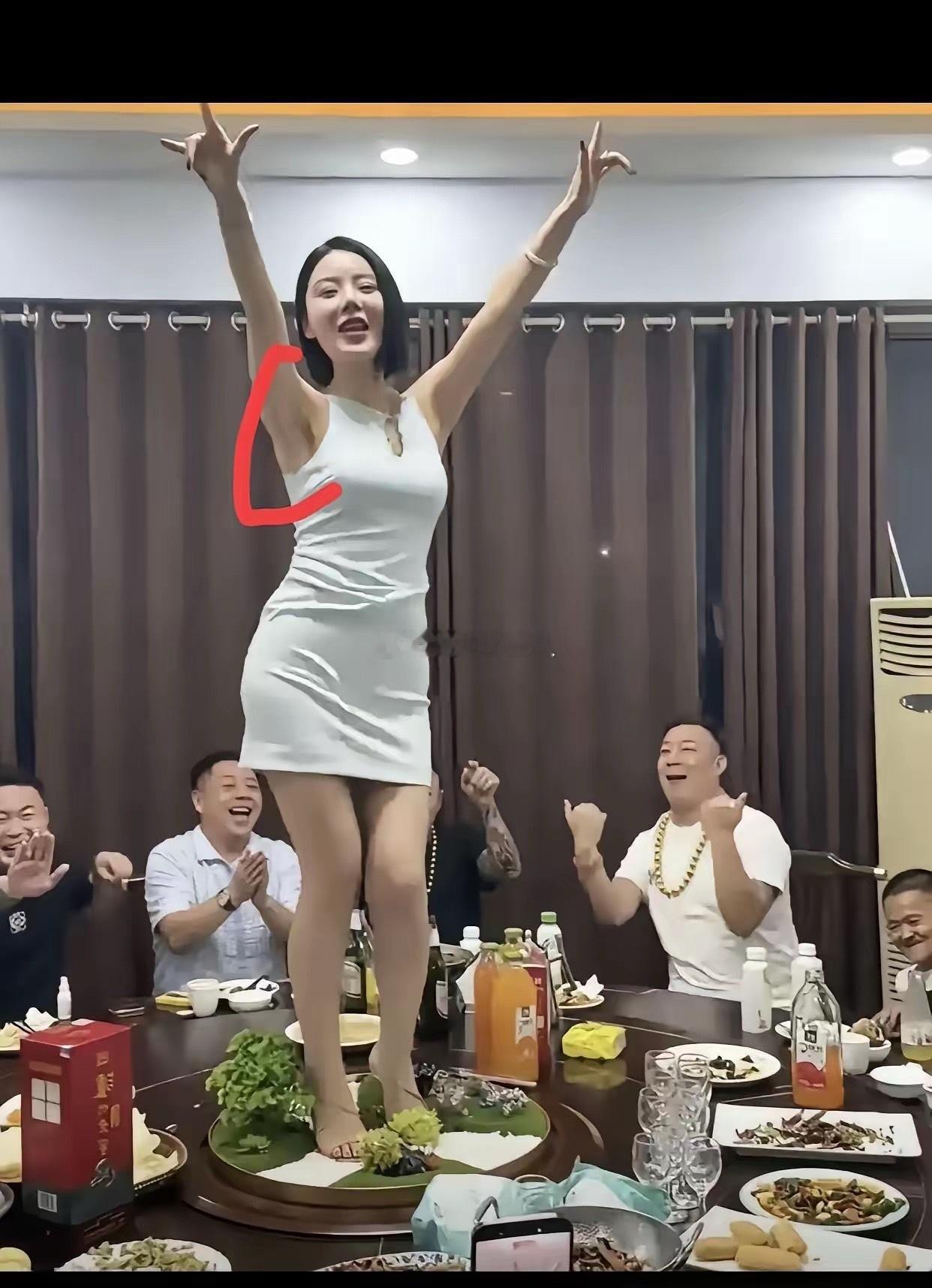 刘娇娇的亲戚们会刷手机吗？不知道他们看见了会怎么评价她，穿着超短裙踩桌跳舞，台下