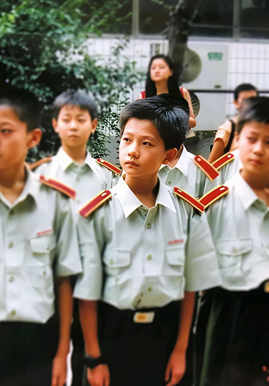 知道杨洋是军艺校草，但是没想到他读的不是大学的军艺他12岁的时候就考了中国人民解