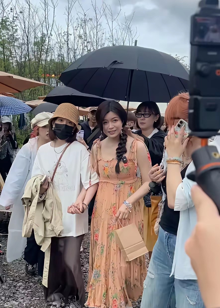 路人镜头下的陈妍希真的好幻灭，跟网上那些精修图比起来简直像换了个人。说真的，不仅