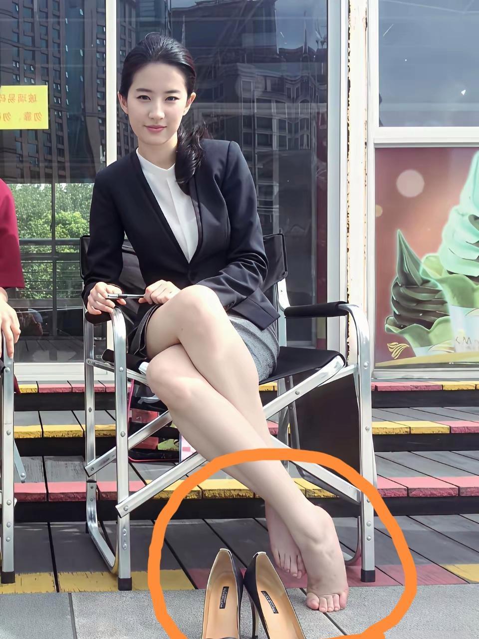 她拍戏从不穿高跟鞋，因为脚趾变形太严重。导演组试镜时，发现她所有露脚趾的凉鞋都