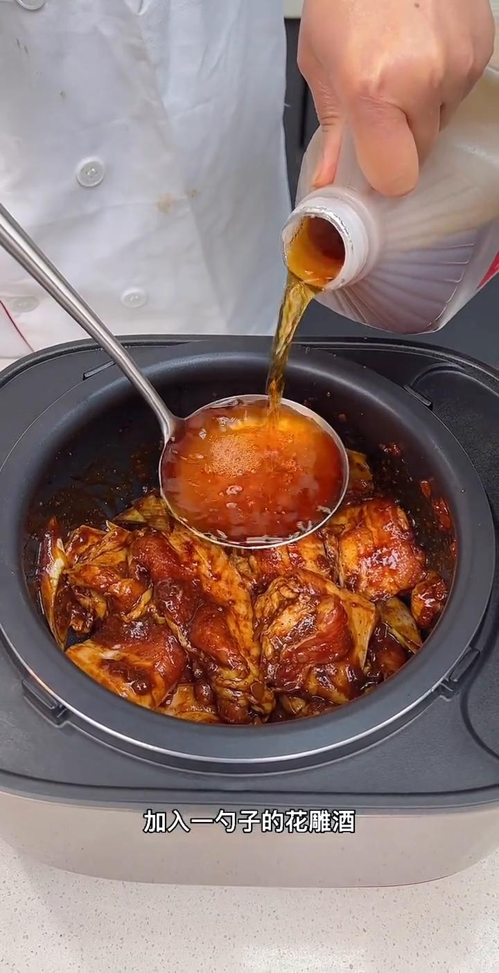 ·电饭锅里来上一勺的黄豆酱,这个勺子有点大了,朝里倒一点,大概倒一勺子就可以了。