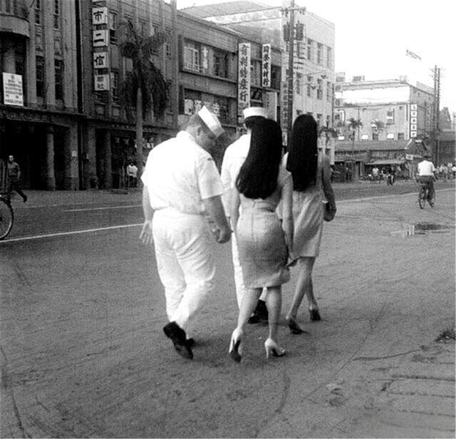 图为1950年驻扎在台湾的美军士兵，在搭讪女子驻台美军享有“外交豁免权”，因