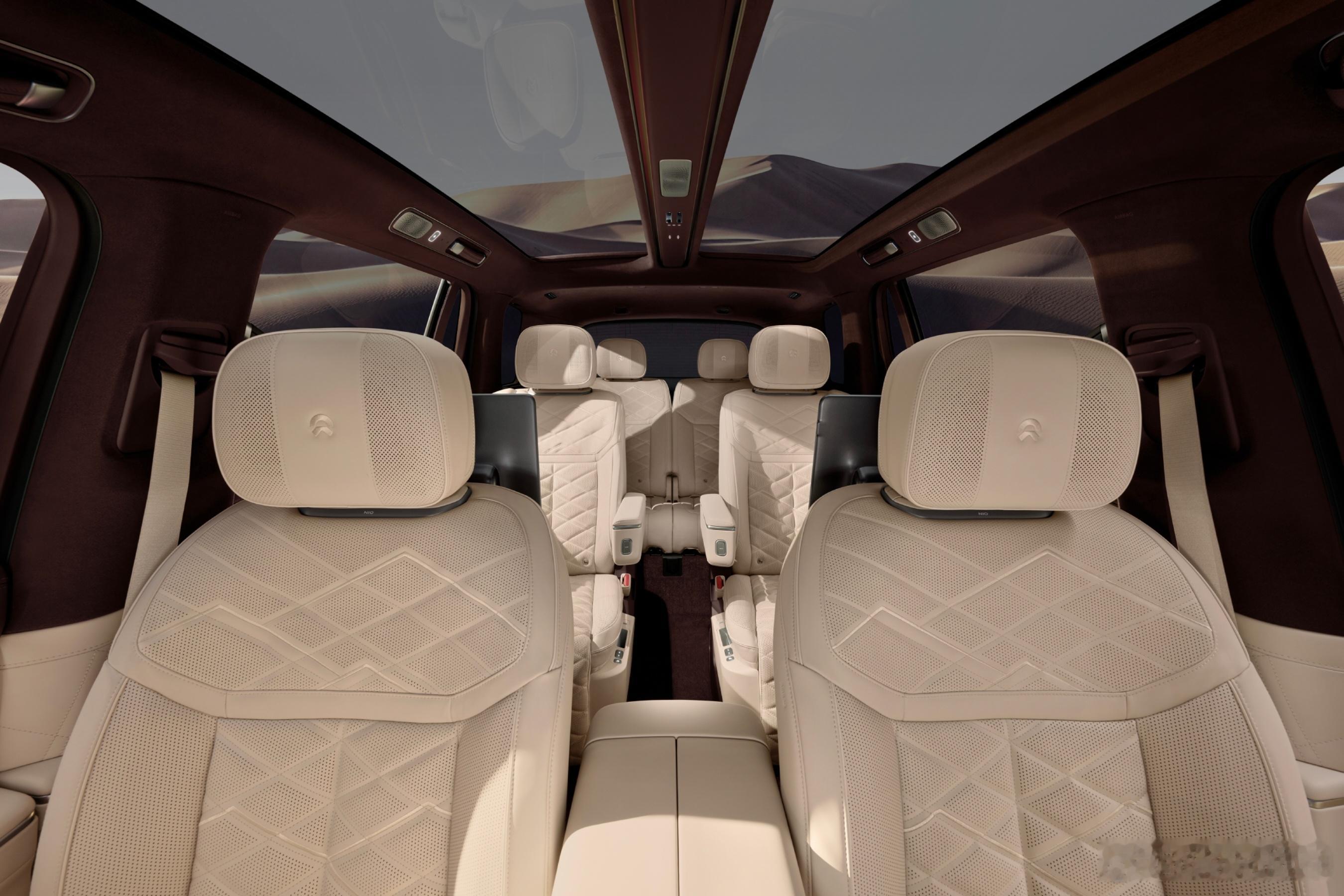 蔚来ES9新一组官图来了，解答了2个大家很关心的问题：1.有中央过道的