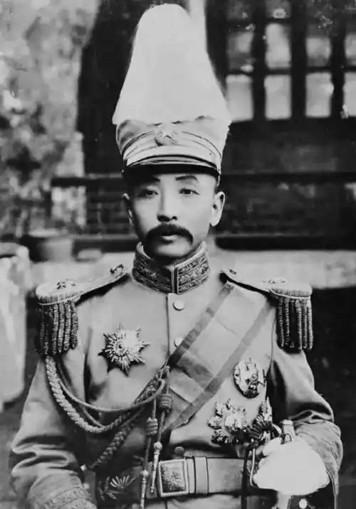民国初年，全国各地军阀混战。大多数士兵啃着掺沙子的杂粮窝头，吃着清水煮白菜。
