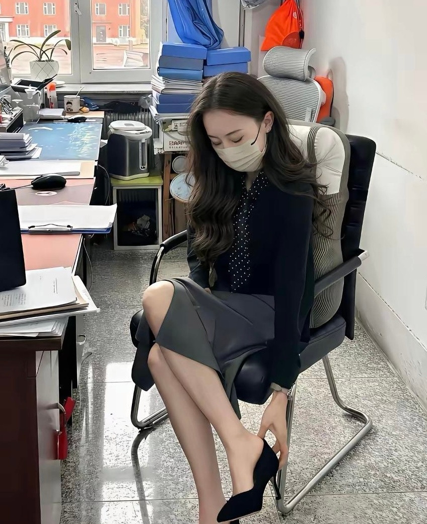 作为小学老师，穿哪套衣服合适