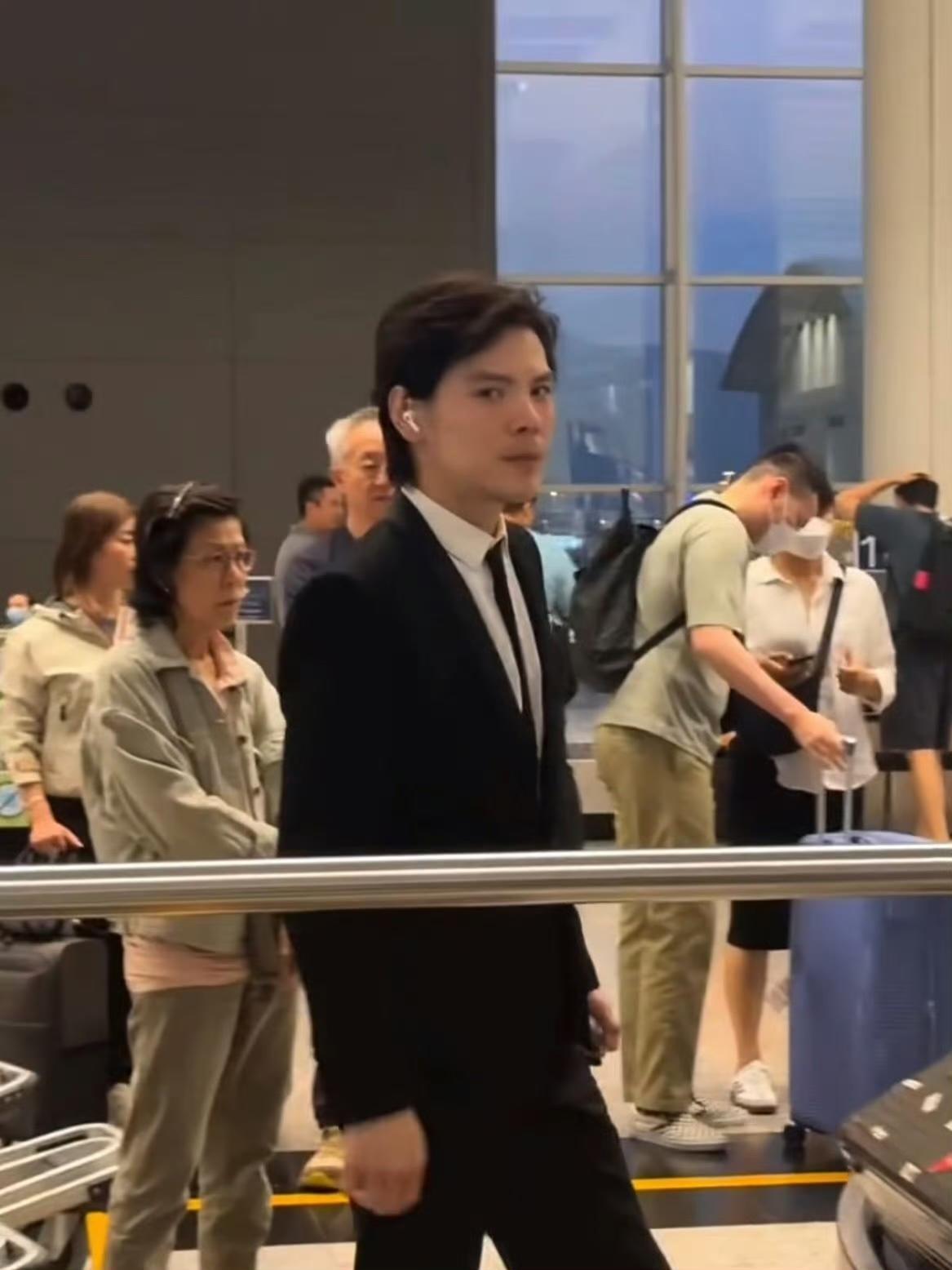 向佐变帅了，果然男人只要爱干净，不搞奇奇怪怪的穿搭就不会丑到哪里去。​​​