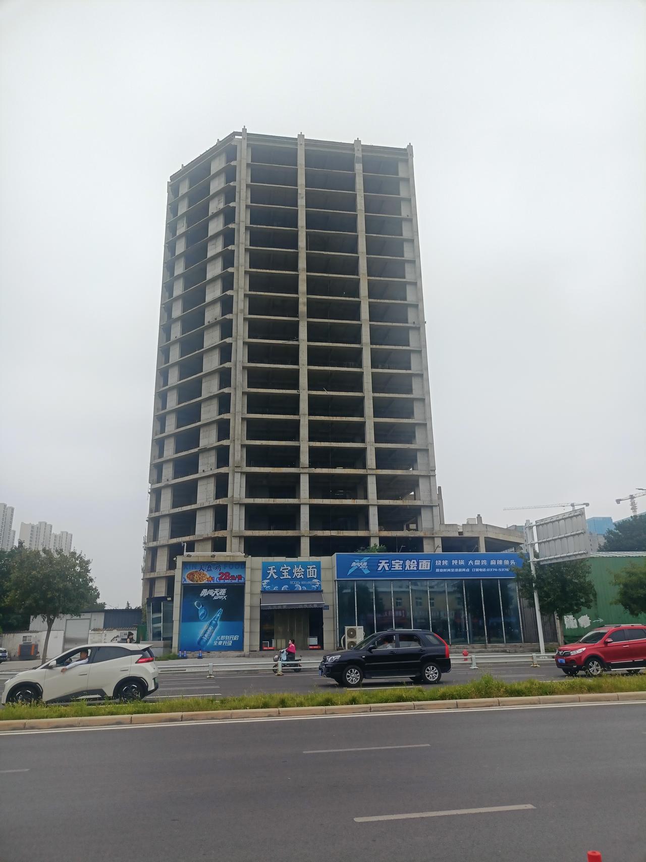 许昌天宝路与劳动路交叉口有一栋烂尾商业楼，搁置多年。胖东来生活店将于2026年1