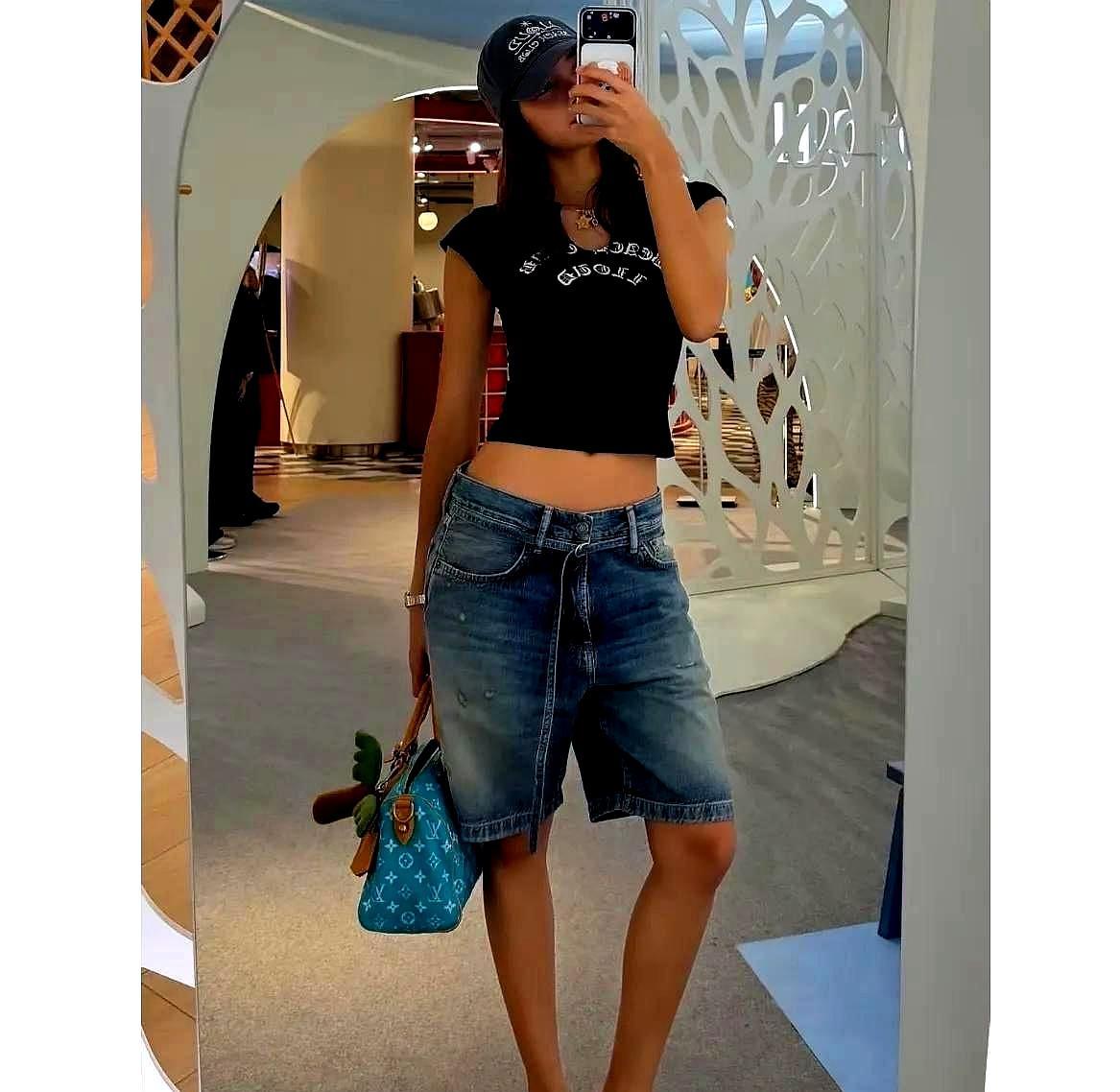 Lisa陪妈妈逛迪奥尽情购物，拎满购物袋手累，母女着装惊艳亮相