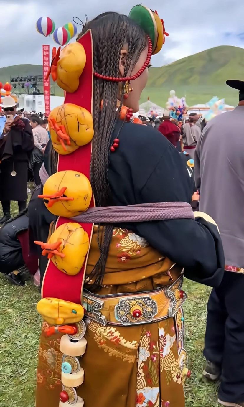 后面的装饰是什么做的？