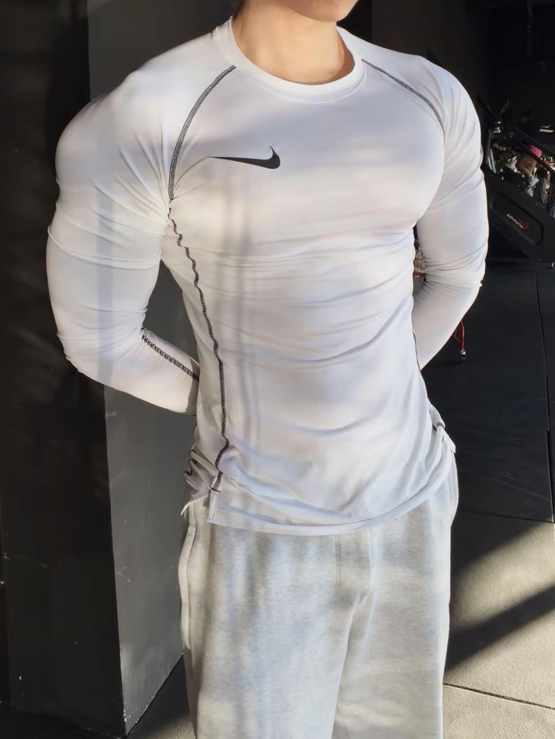 变成脂包肌了。健身穿搭紧身衣薄肌脂包肌