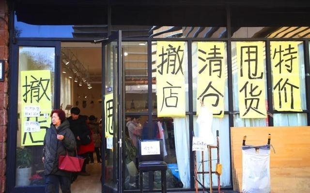 为什么唯独在我们中国，电商彻底干趴了实体店？这么说吧，同样的东西，网上卖300，