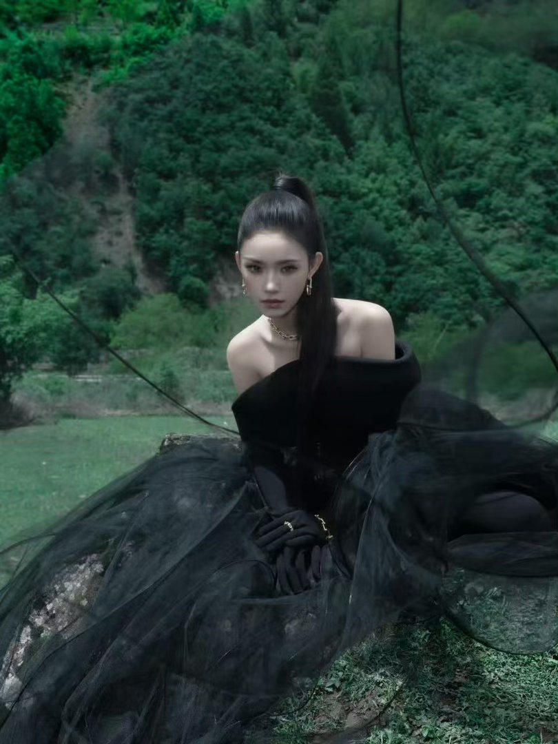 VOGUE出发图林允的造型也太好看了吧，大美女真的衣服架子，这个造型不好驾驭的，