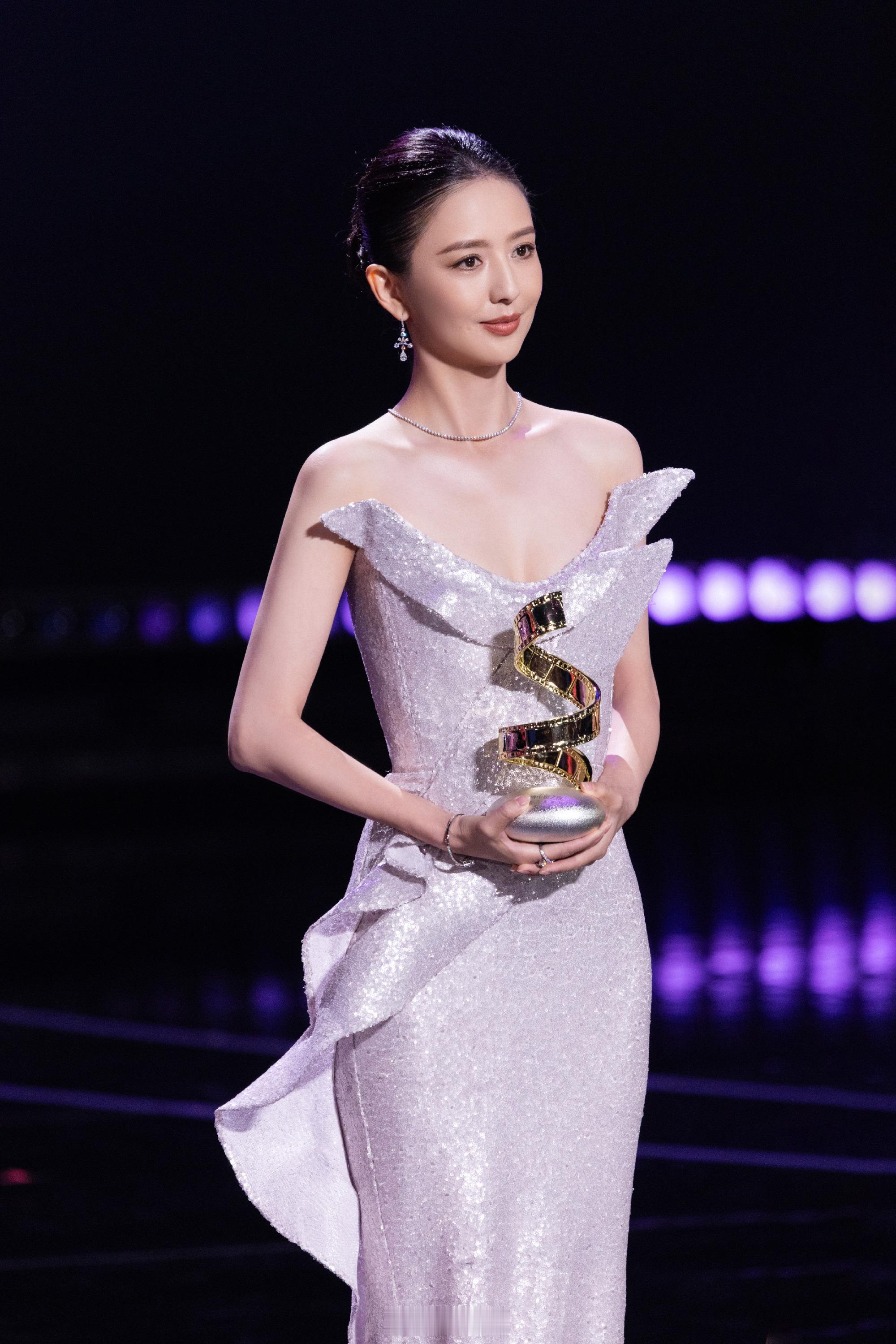 佟丽娅鎏光浅紫鱼尾裙佟丽娅穿浅紫鱼尾裙也太仙了！裙子闪着光把身材衬得超优雅，这气
