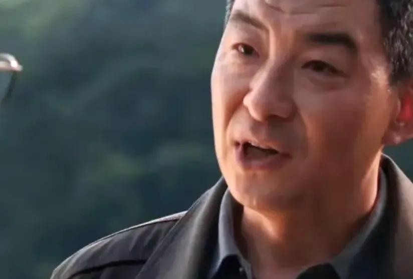 《以法之名》:谢鸿飞举报江旭东，跳崖自杀殒命!郑雅萍、洪亮和曹野去抓谢鸿飞，正
