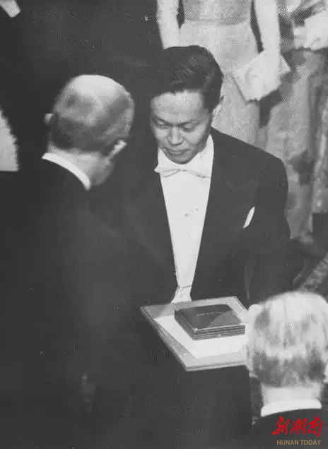 当年回国接受毛主席会见后, 杨振宁来到了湖南