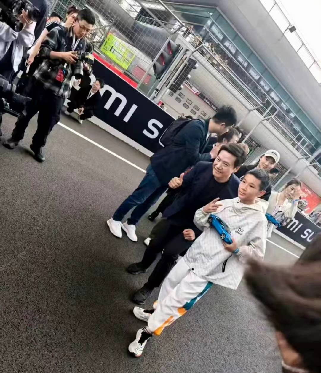可能雷军也没想到吧，自己平时弯腰的拍照习惯也能被人喷吧，雷军上到发布会，下到线下