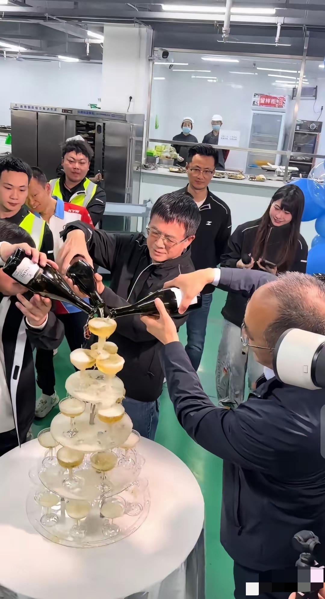 张雪机车的成功真是成功界的一股清流。搞个冠军庆典，根本不去大酒店，直接就在自家