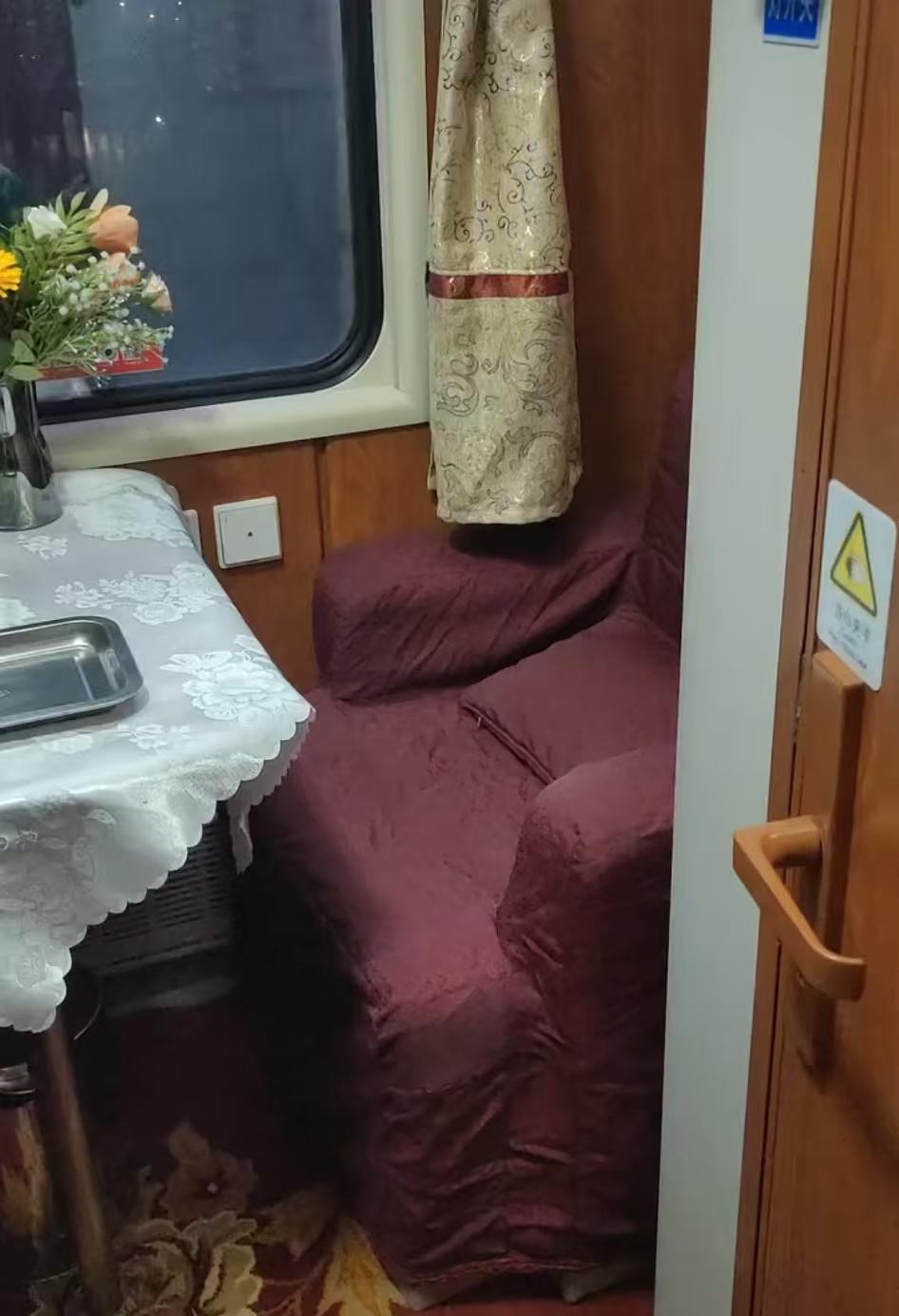 藏不住了，太豪华！2月8日17:14，湖北极目新闻记者詹钘报道，有网友晒出列车