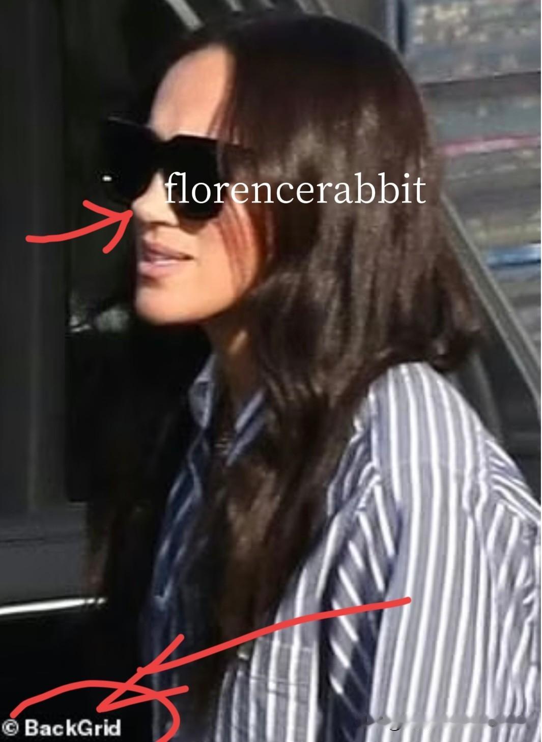 梅根在片场！看到那身皱巴巴的衣服和含胸驼背的体态，对观众来说，扮演她自己=一团糟