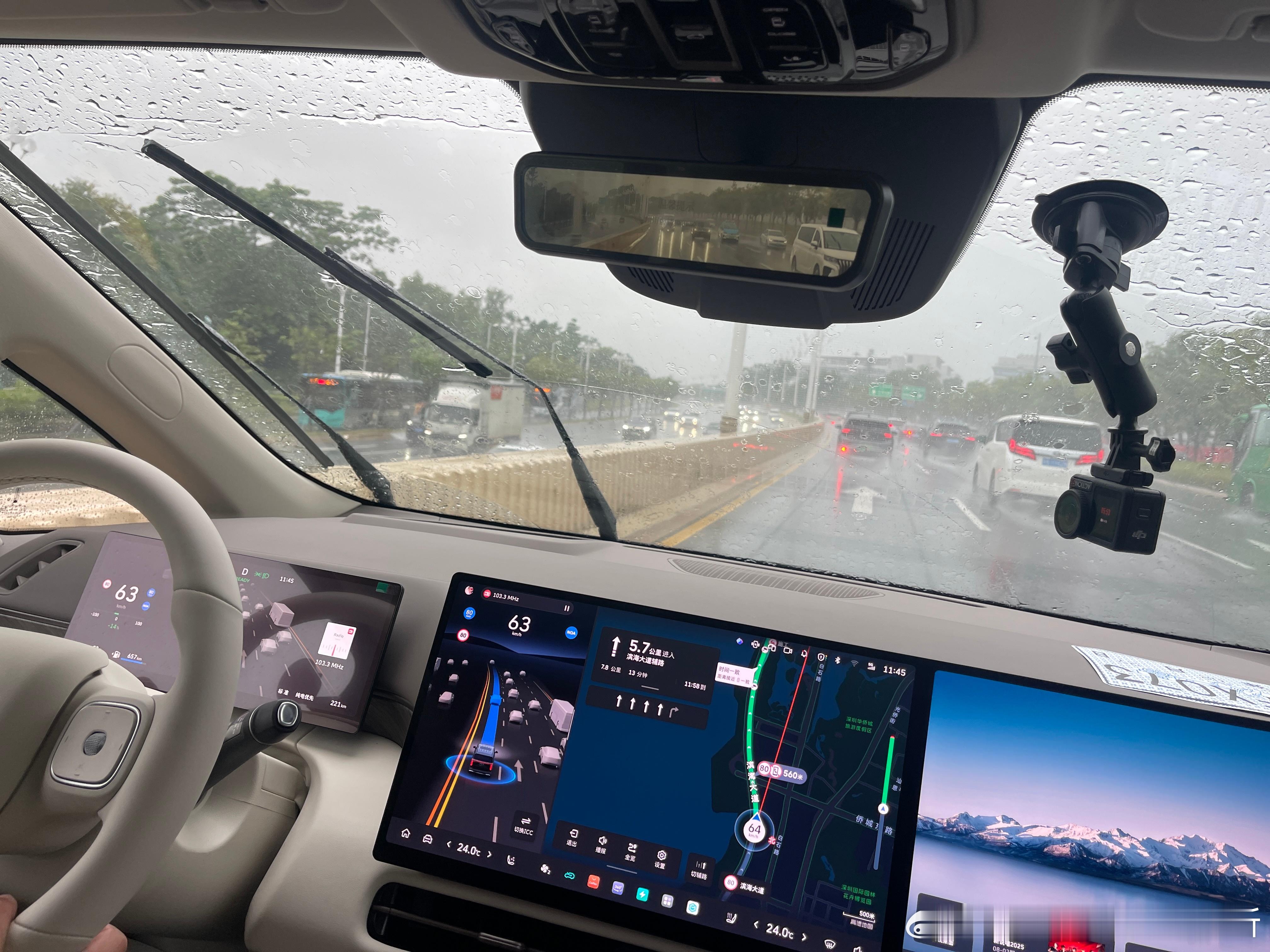 高性价比的MPV，除了有出众的外表，还能在雨中灵活自如地辅助驾驶。表现如何？后期