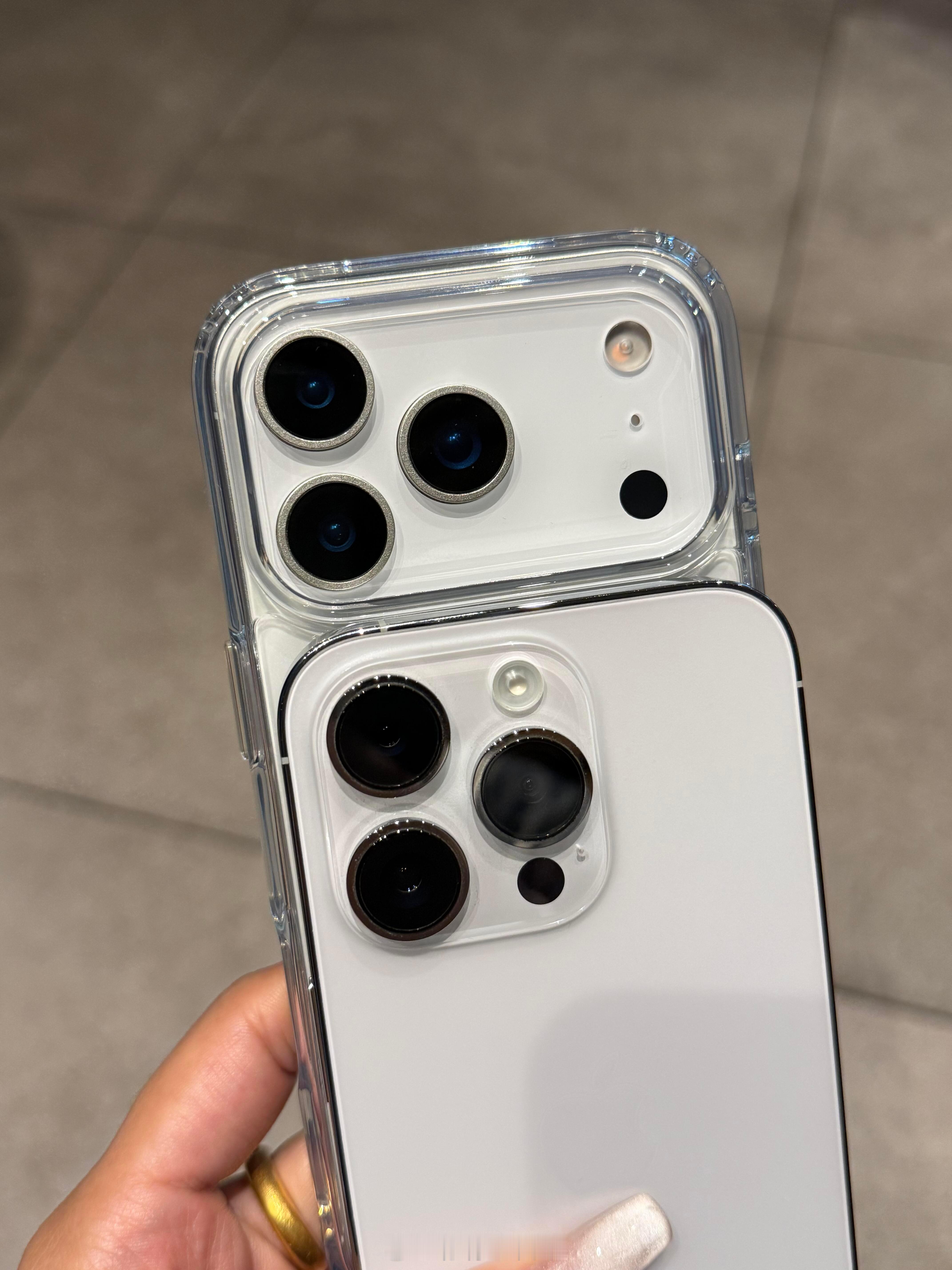 iPhone17Pro丑还在说丑的反思一下，这么久了还没看习惯吗？[doge]