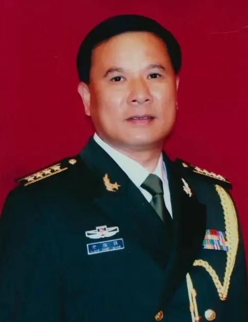 1979年，黄招强受命掩护伤员后撤，路上暂停休整时，他察觉队列里混进了几张没见过