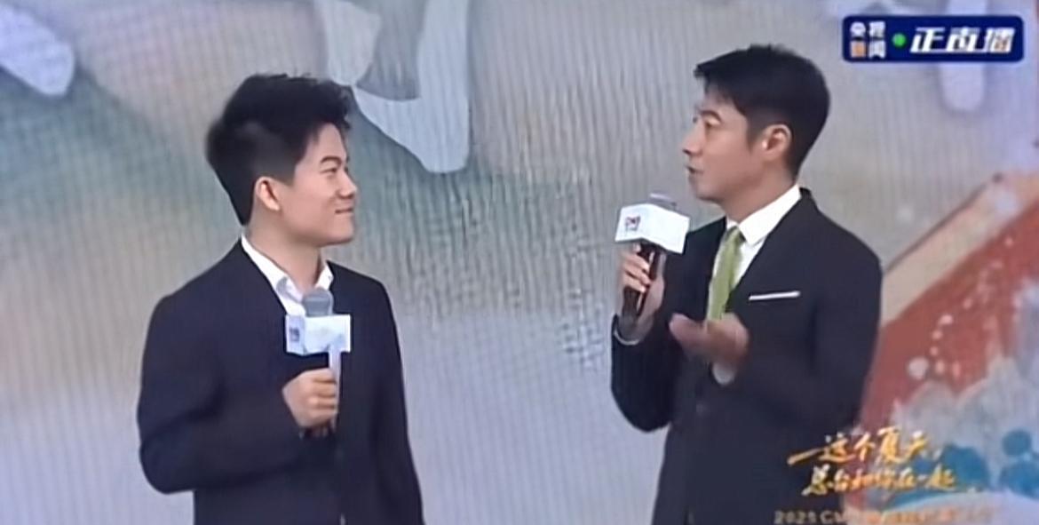 小撒和宇辉这两个碎嘴子凑到一起也太欢乐了！今天两人一起现身央视直播，官宣了暑