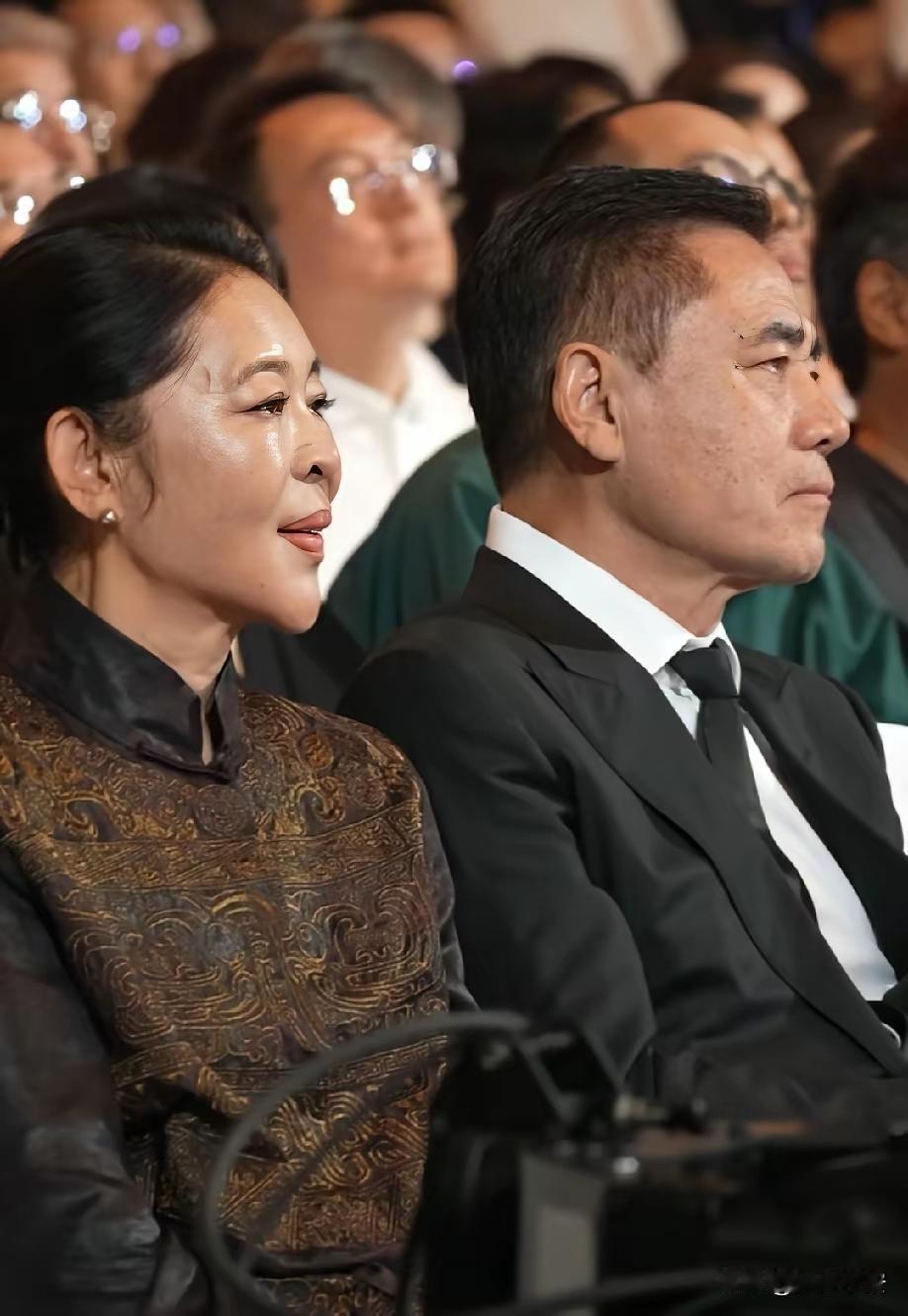 陈保国老师没整容，一眼就能着出来。他还是那么帅！仍然是我家最喜欢的男演员之一。