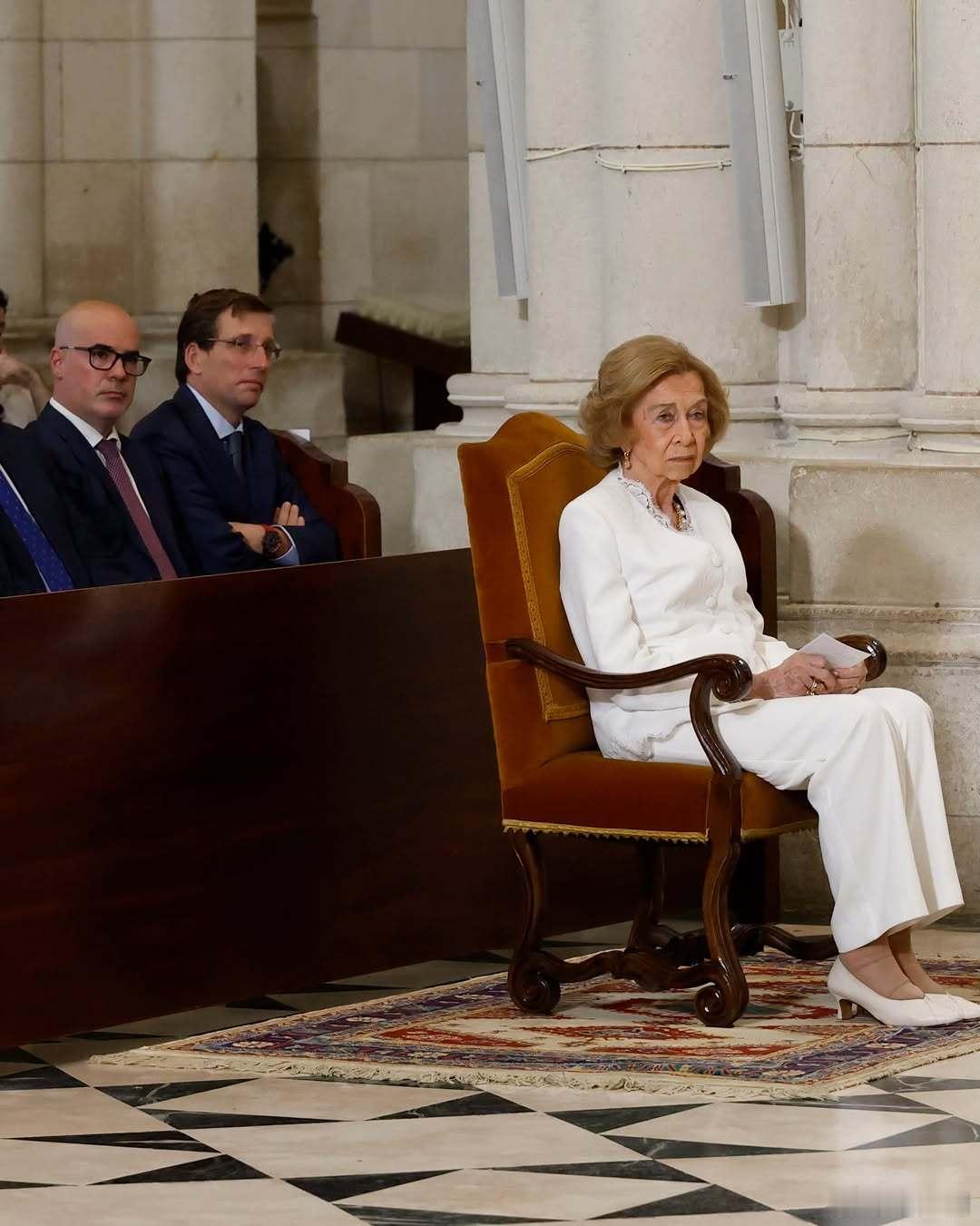 西班牙王室🇪🇸🇻🇦6月8日，索菲亚王后陪同罗马教皇利奥十四世在阿尔穆德
