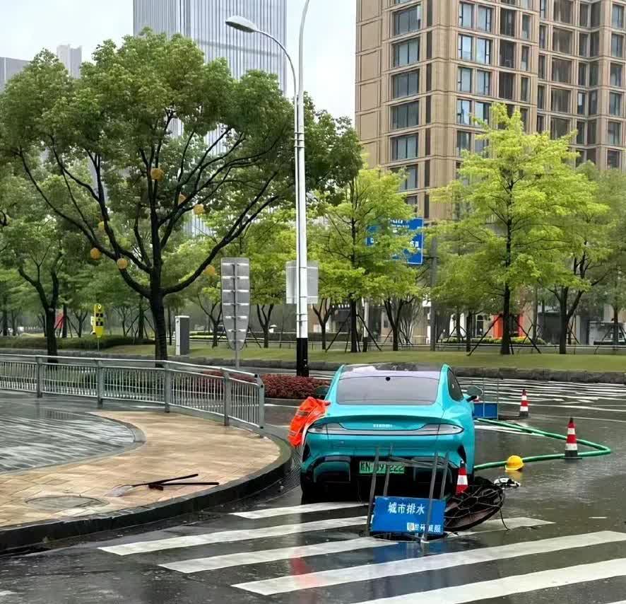 感谢雷总，雷总恐怕都没料到小米汽车还能有这种用法！小米汽车外放电，抽