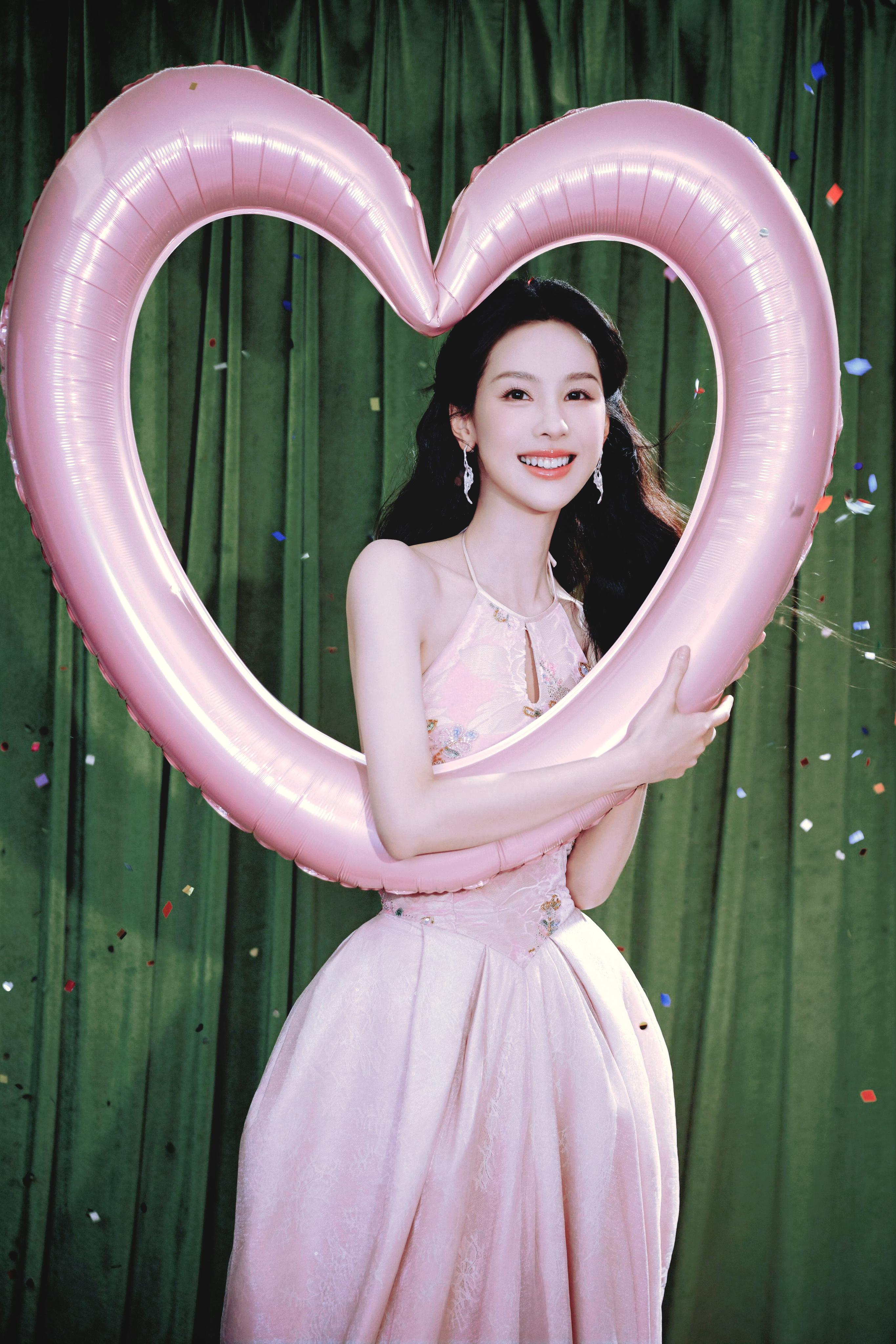 陈都灵把古典美和少女感完美融合每一张都像艺术品，已经开始期待下一次合作了，能