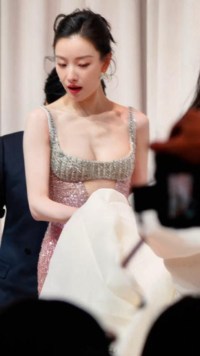 倪妮某活动生图我勒个豆这谁顶得住啊