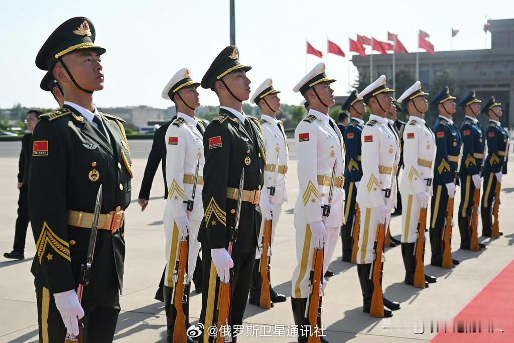 就在刚刚，看了央视新闻啊。原来今天下午塔吉克斯坦总统埃莫马利·拉赫蒙就抵达北京