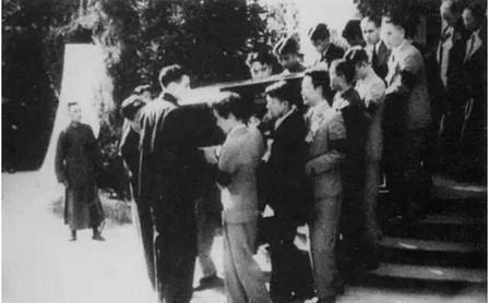鲁迅的葬礼，可算是文人葬礼的天花板了。1936年10月20日的安葬仪式上，鲁迅