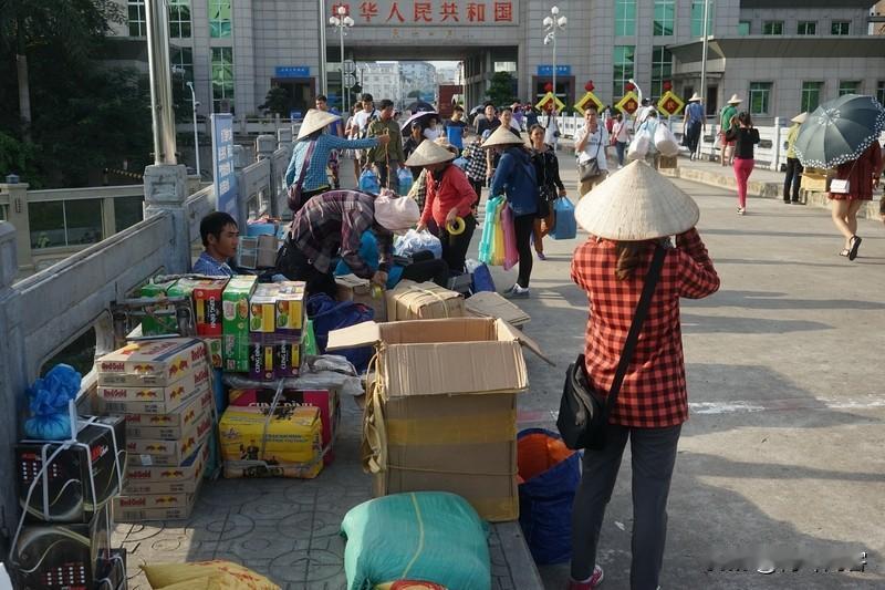 越南人不全是汉族。在越南，汉族被称为华族，是越南的54个民族之一。根据2019年