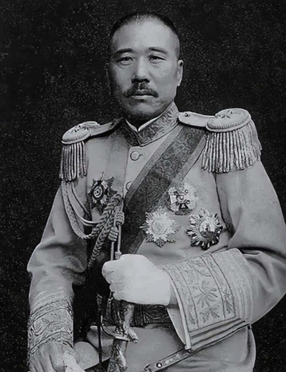 1921年，张宗昌投张作霖，却没钱送礼。他灵机一动，挑两筐黑土进帅府：“小小礼物