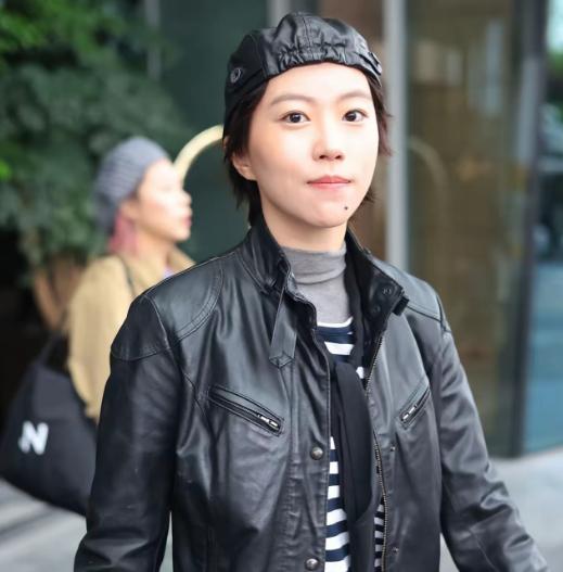 窦靖童第一次当电影女主角。主持人问她："你第一次做女主角，紧张吗？拍完之后，以后