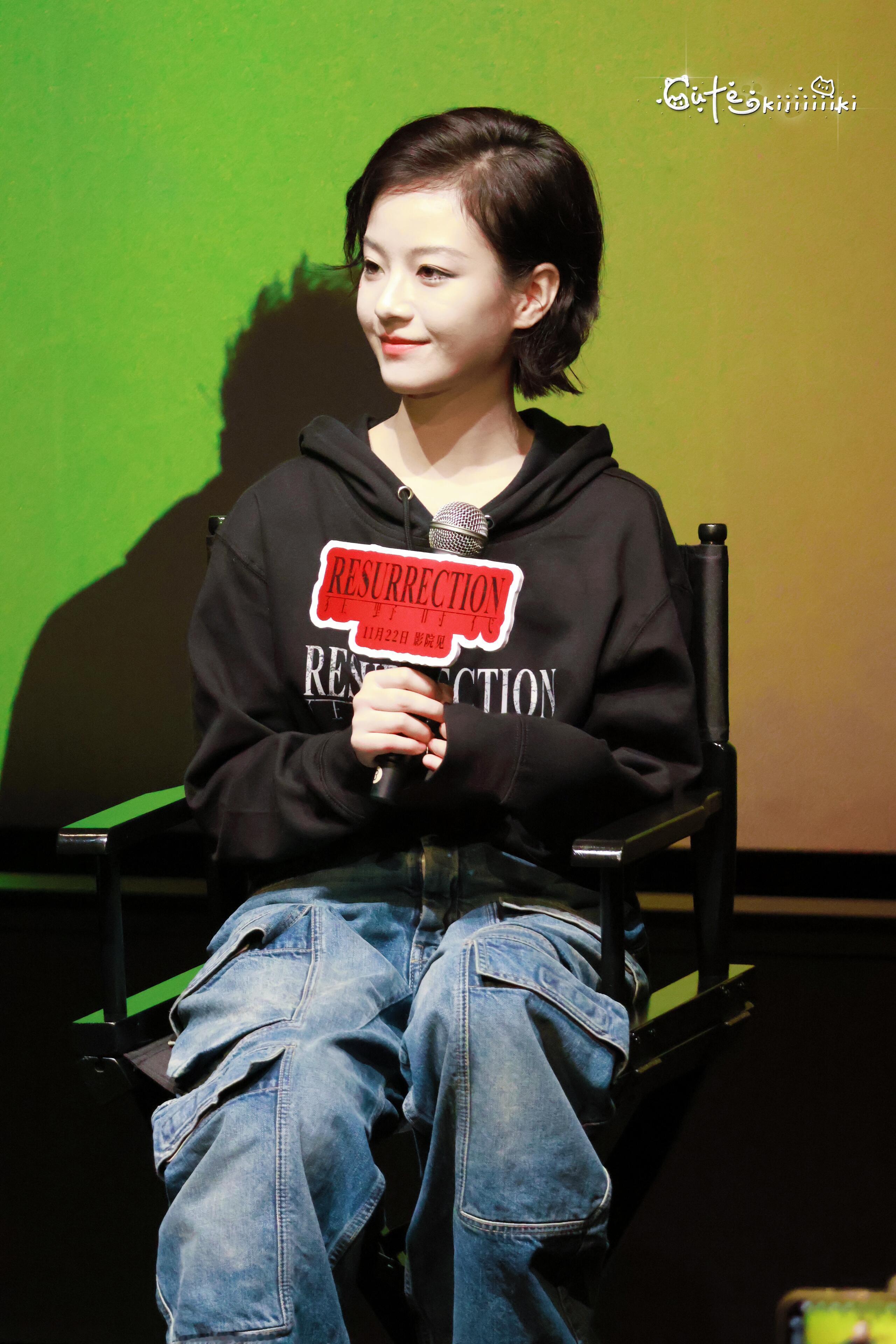 李庚希演戏有种“信”的力量。你相信她就是那个在末日里挣扎的女孩，每一个眼神都在讲