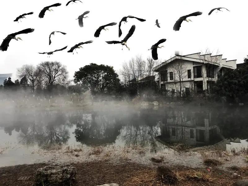 看到“冬去山明水秀”这个上联，立马来了兴致。上联描绘了冬天离去后，山水呈现出的秀