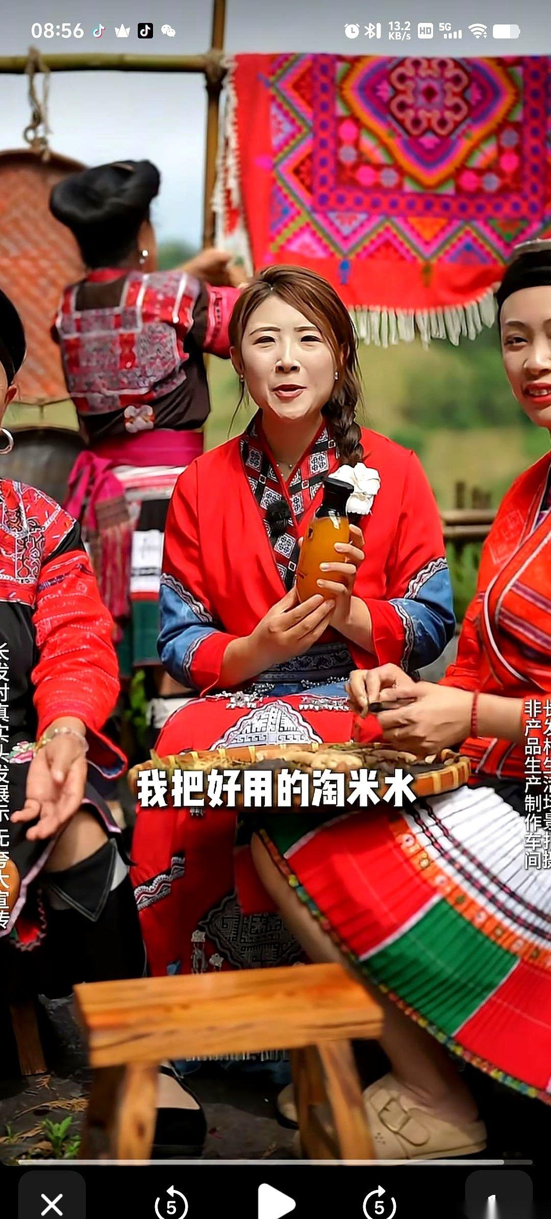 前阵子她妈还逼着瑞瑞去考编，她自己呢，一门心思就琢磨着摆摊。理由挺实在：一来能