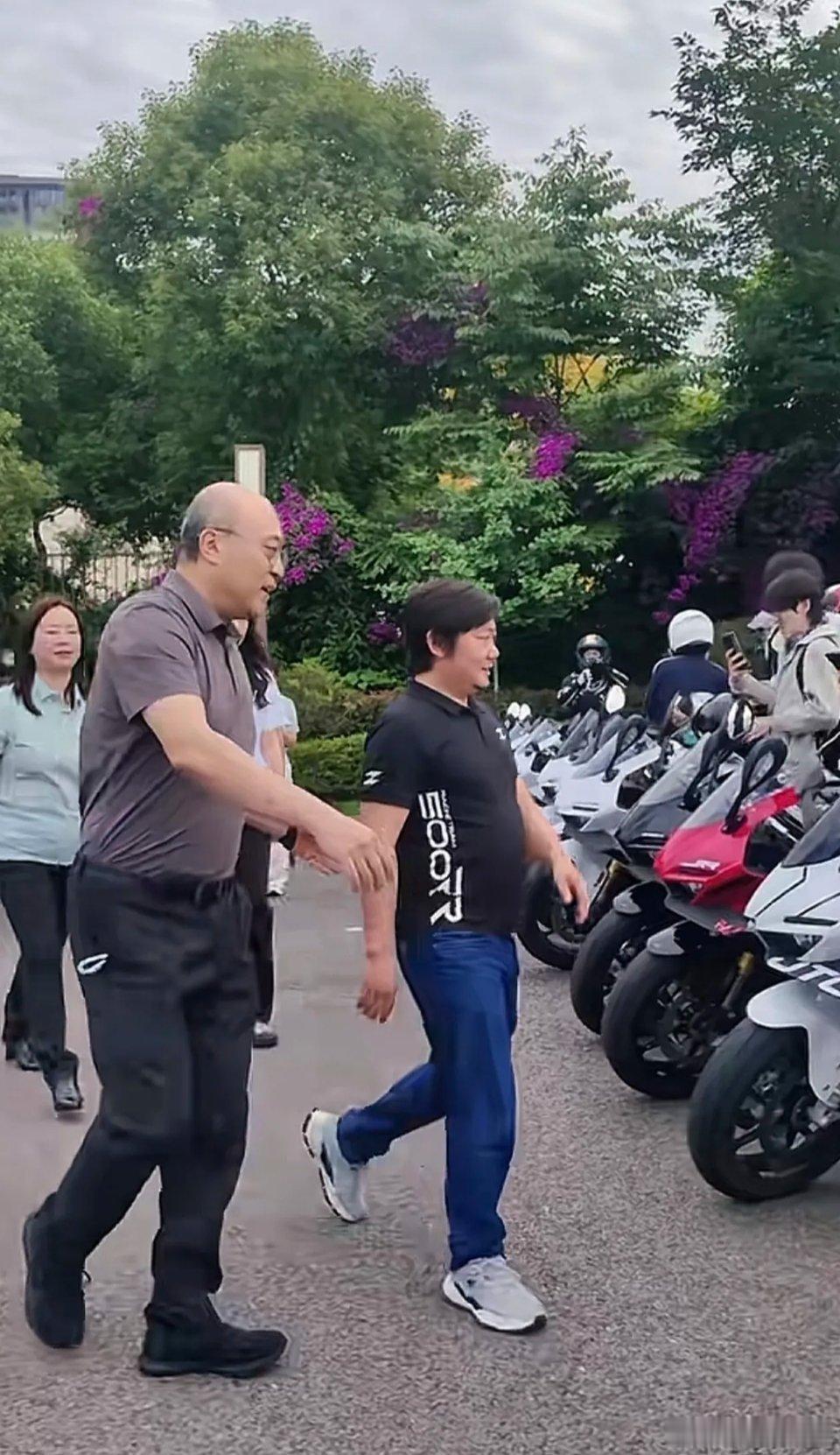 这下张擎天在学校出名了！5月9日，张雪亲自带22辆张雪机车出席儿子张擎天所在学校