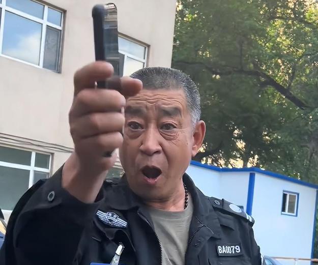 遛狗不捡屎，还让保安去擦？这事儿搁谁身上都得急眼！昨天刷到一个事，真给我看乐了