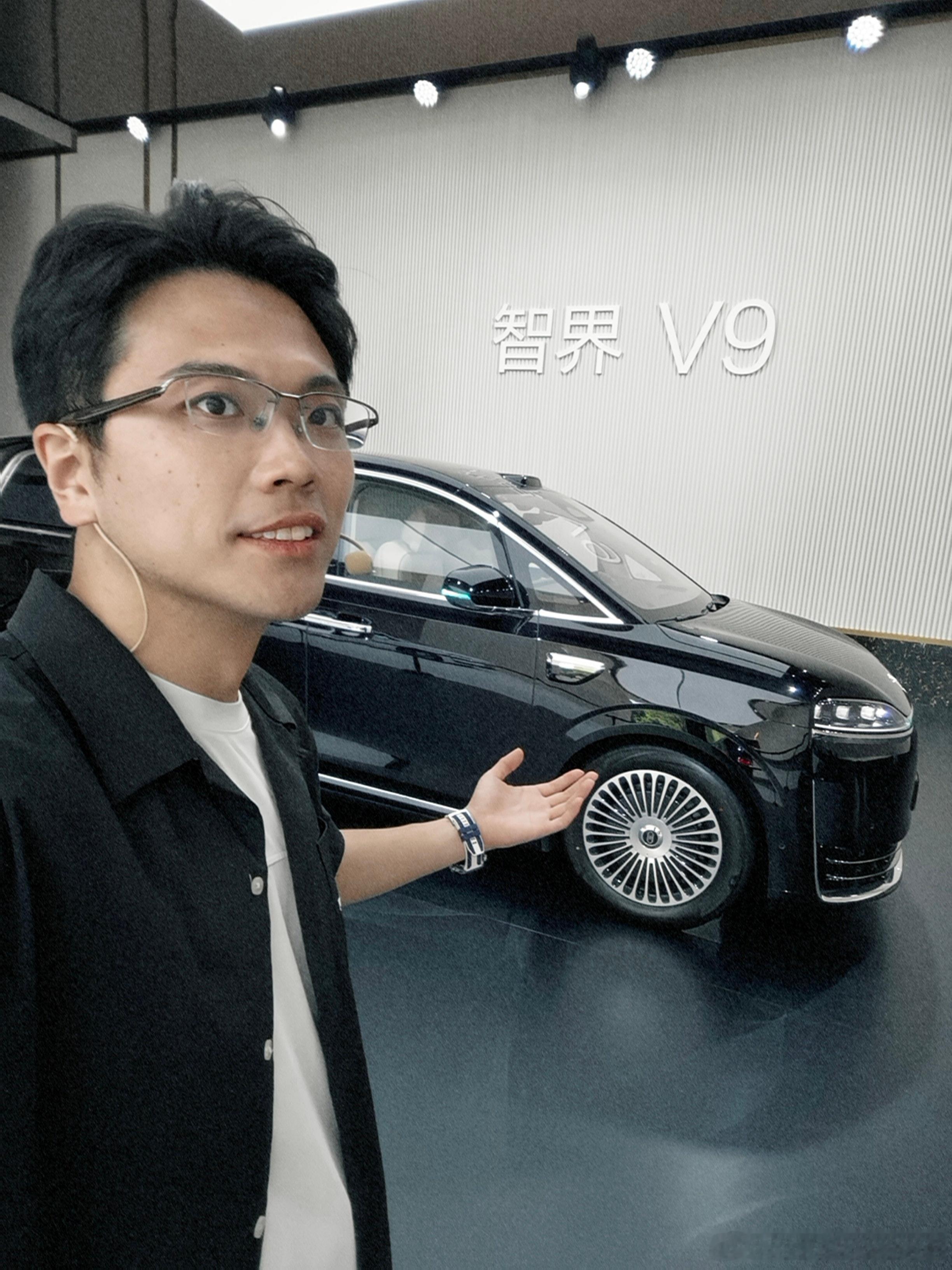 刚从鸿蒙智行直播间和大家聊了两个小时智界V9，一下播就看到全景智慧旗舰MPV智