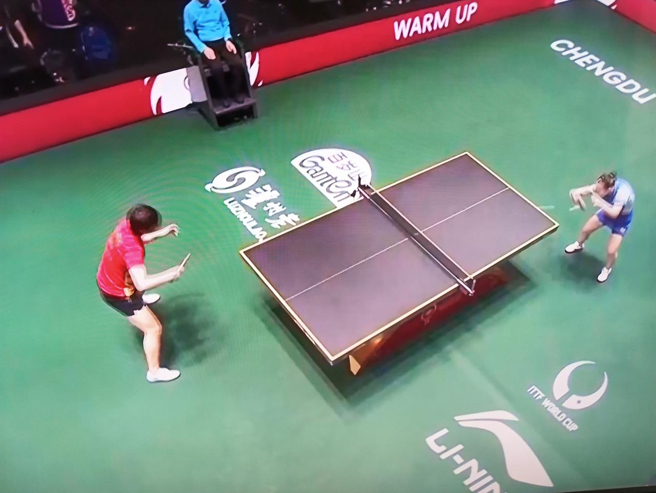 王曼昱上场！对手是伊藤美诚！两个人太熟悉了，王曼昱开局就打得很顺手，但伊藤美