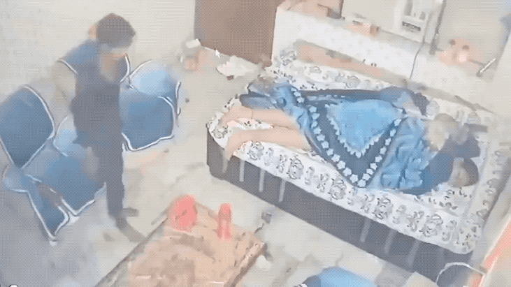 窃贼只劫财不劫色！凌晨，盗贼翻墙闯入室内，女主人正在熟睡。他快步走到床边，拿起桌